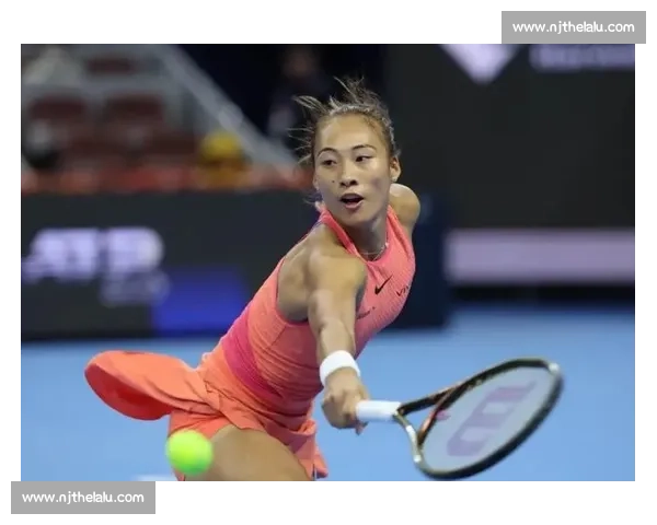 郑钦文教科书级放小球戏耍阿尼西莫娃，决胜盘关键分引爆全场！